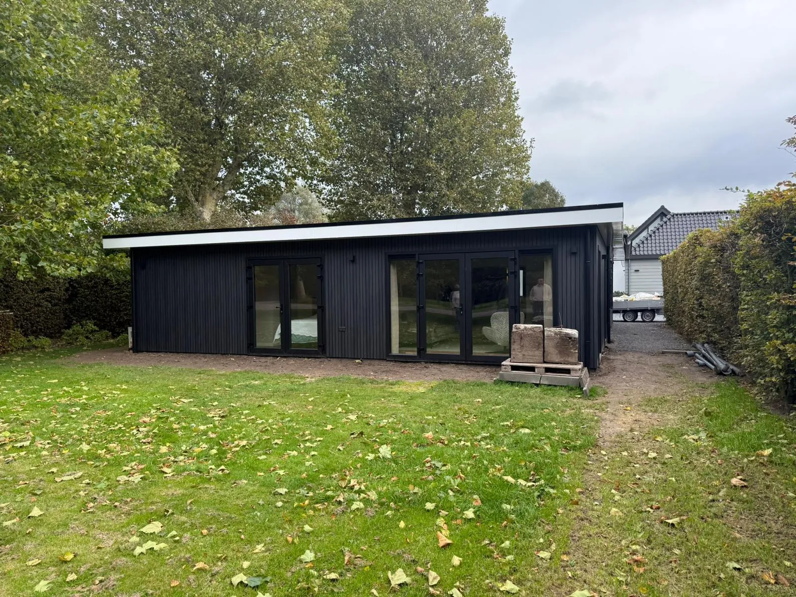 Zwarte mantelzorgwoning geplaatst in een bestaande achtertuin