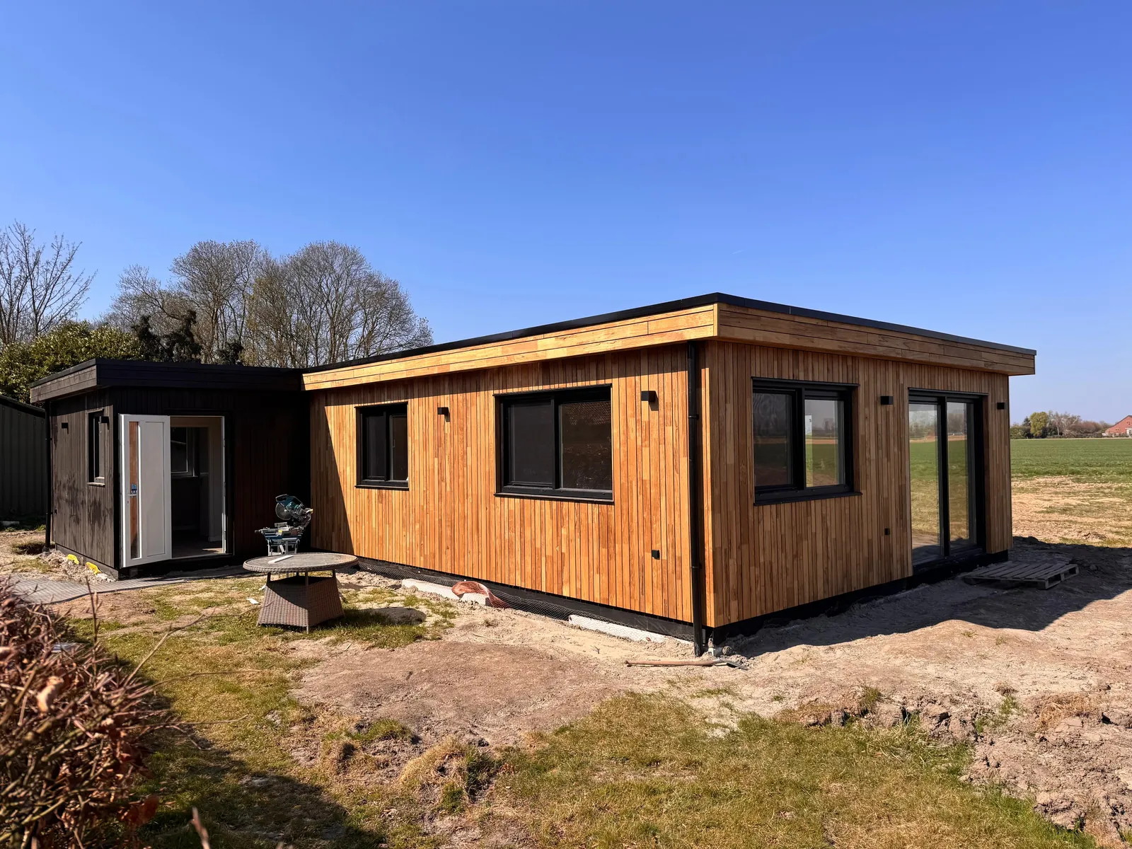 Mantelzorgwoning in twee volumes met houten gevel