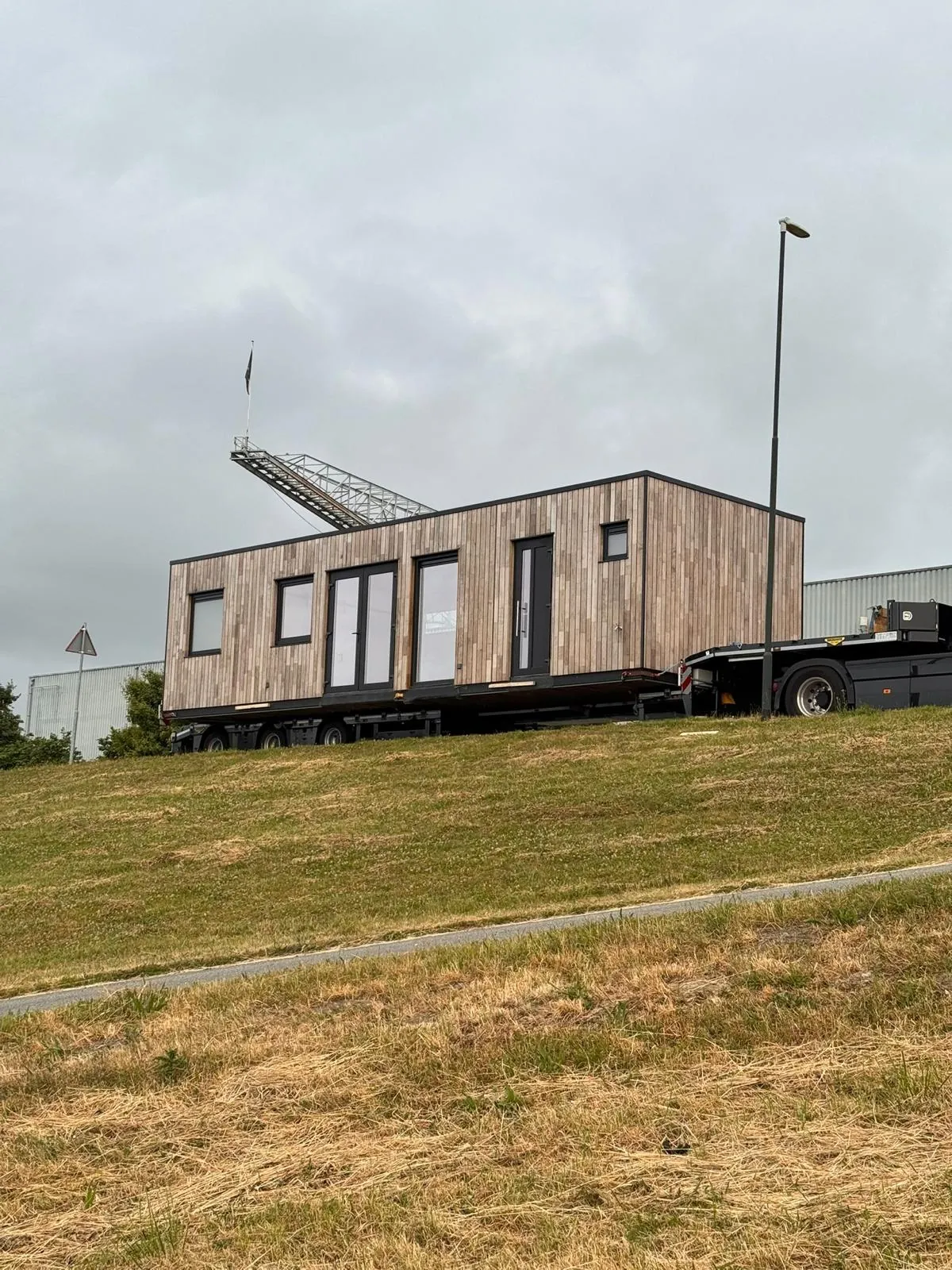 Complete mantelzorgwoning op transport naar de plaatsingslocatie